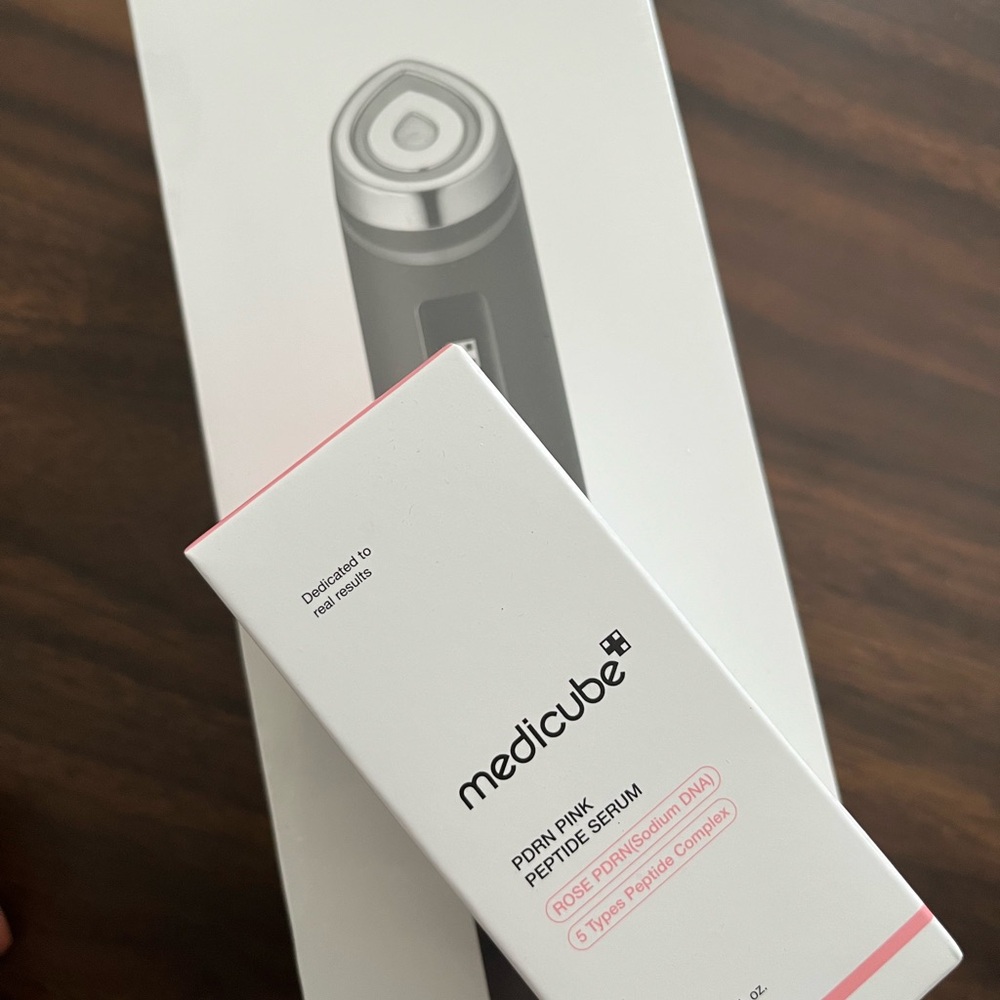 Medicube PDRN Pink Peptide Serum & Device